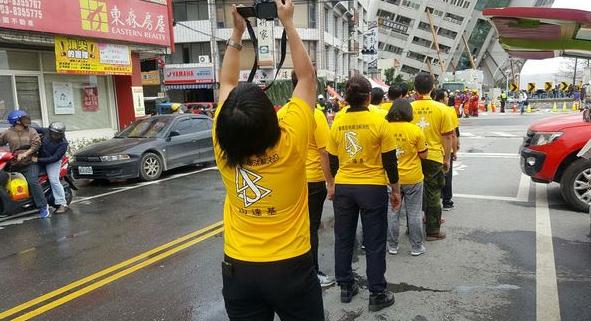 台湾团体被指在地震灾区拍走秀片 还蹭吃救援食物