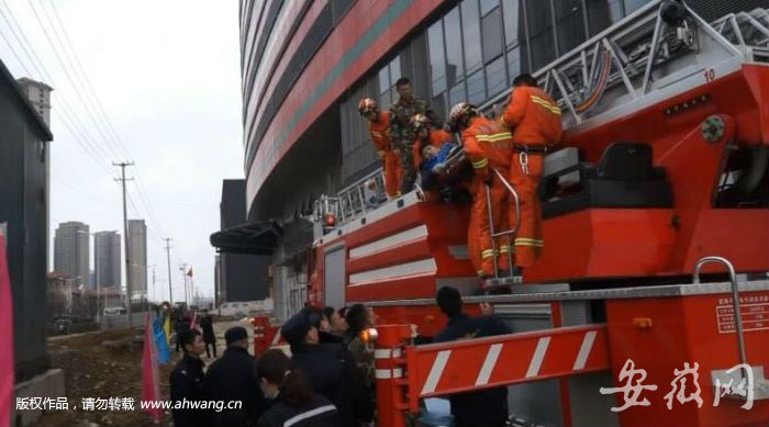 3名工人被困20余米高空消防员搭云梯救援