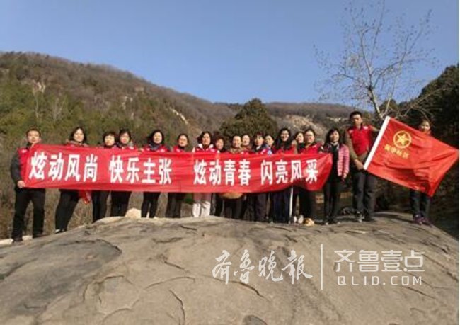 泰前街道国华社区志愿活动 学雷锋上山捡垃圾