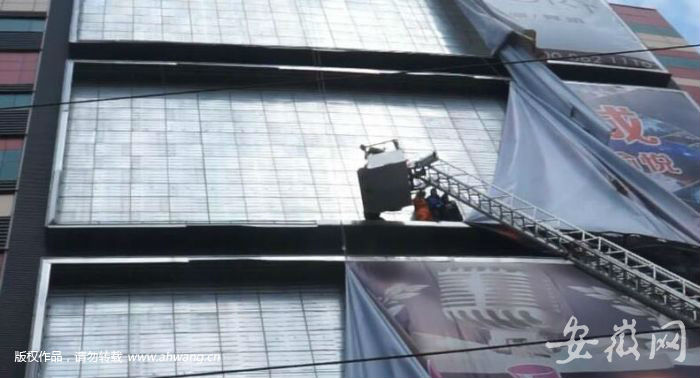 3名工人被困20余米高空消防员搭云梯救援