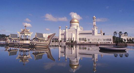 ▲文莱著名的赛福鼎清真寺（图片来源：维基百科共享页面）