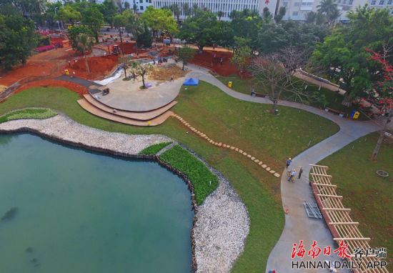 正在改造中的滨湖景观设施。南国都市报记者汪承贤摄