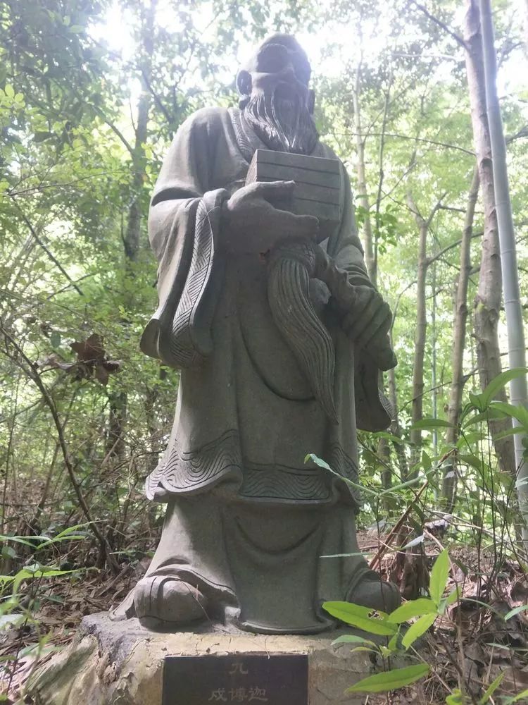 瑞金罗汉岩景区因掘地十八罗汉而得名