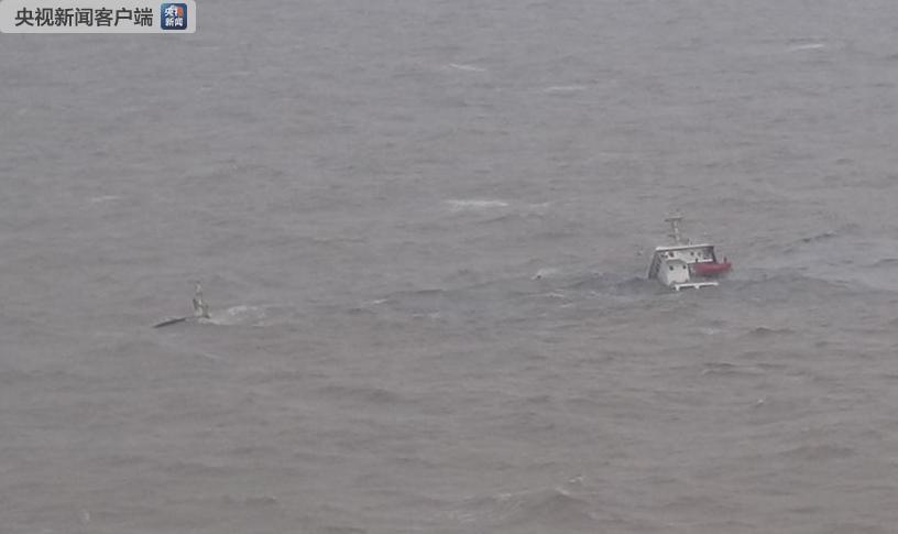 东海海域一货船倾覆 12人获救1人遇难