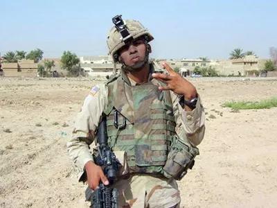 ▲一名驻伊拉克美军士兵打出黑帮手势。