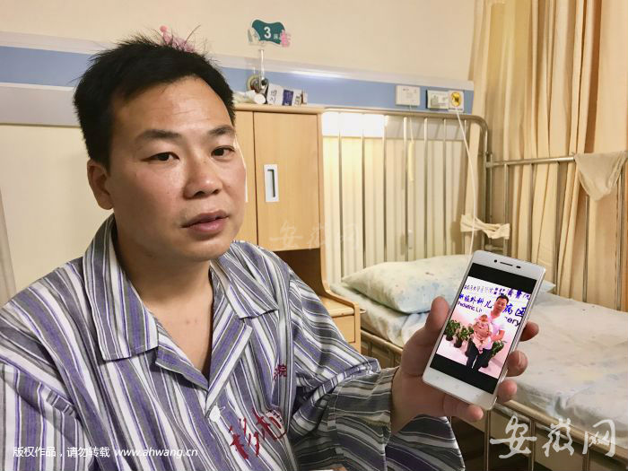 5月23日深夜，程军向记者展示女儿住院期间的照片。