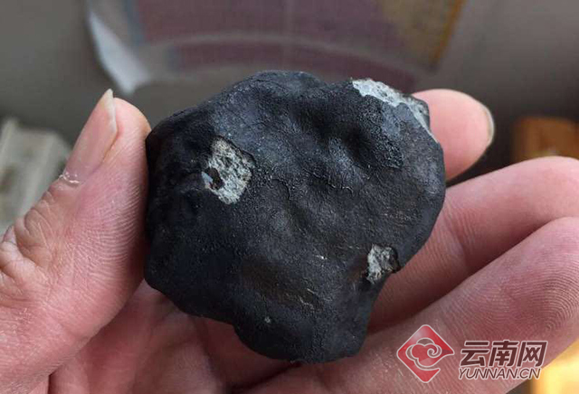云南景洪疑似陨石坠落追踪：有村民声称找到了陨石