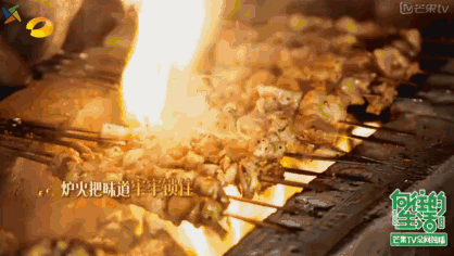 【炸酱面】 食材:五花肉,黄豆酱,面条 做法