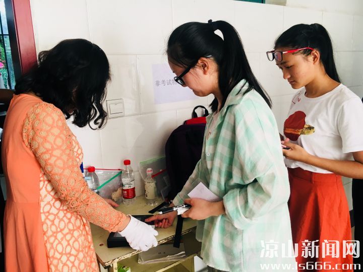指纹验证通过后才能入场。