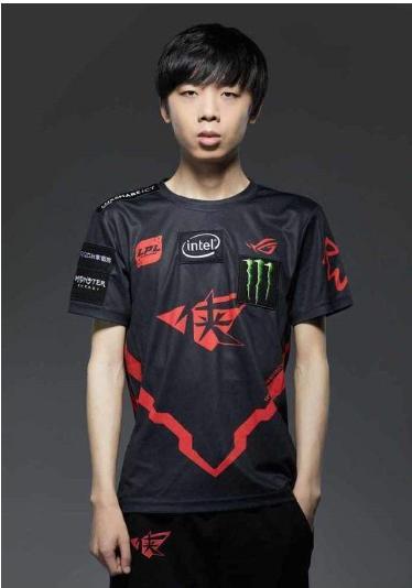 RW官博真没牌面!竟微博留言要求smlz关注自己