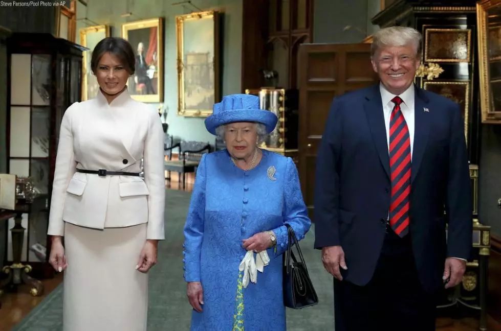 英国女王与特朗普会面 却被迫绕着他走了一圈