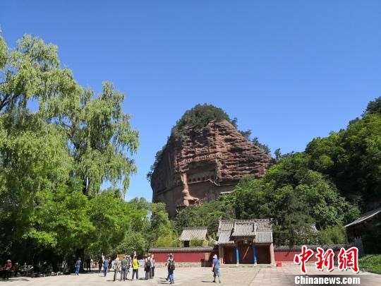 图为世界文化遗产麦积山石窟远景，它是中国四大石窟之一。　殷春永摄
