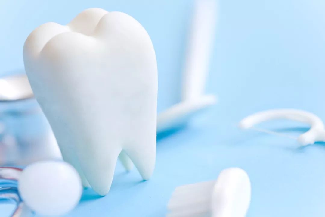 有一种尴尬叫吃饭塞牙！口腔专家：多半是这5种牙病在作祟