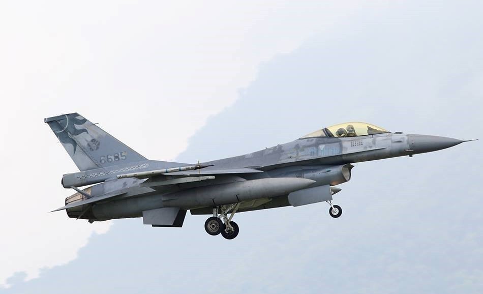 台军演首日一架F16坠毁 撞山前被要求“待命”