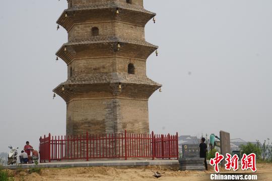 图为8月3日，刚修缮完工的凤台寺塔引部分市民参观。　董飞摄