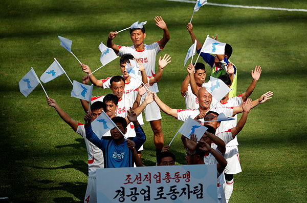 韩朝工人统一足球赛昨在首尔举行，观众高喊“祖国统一”