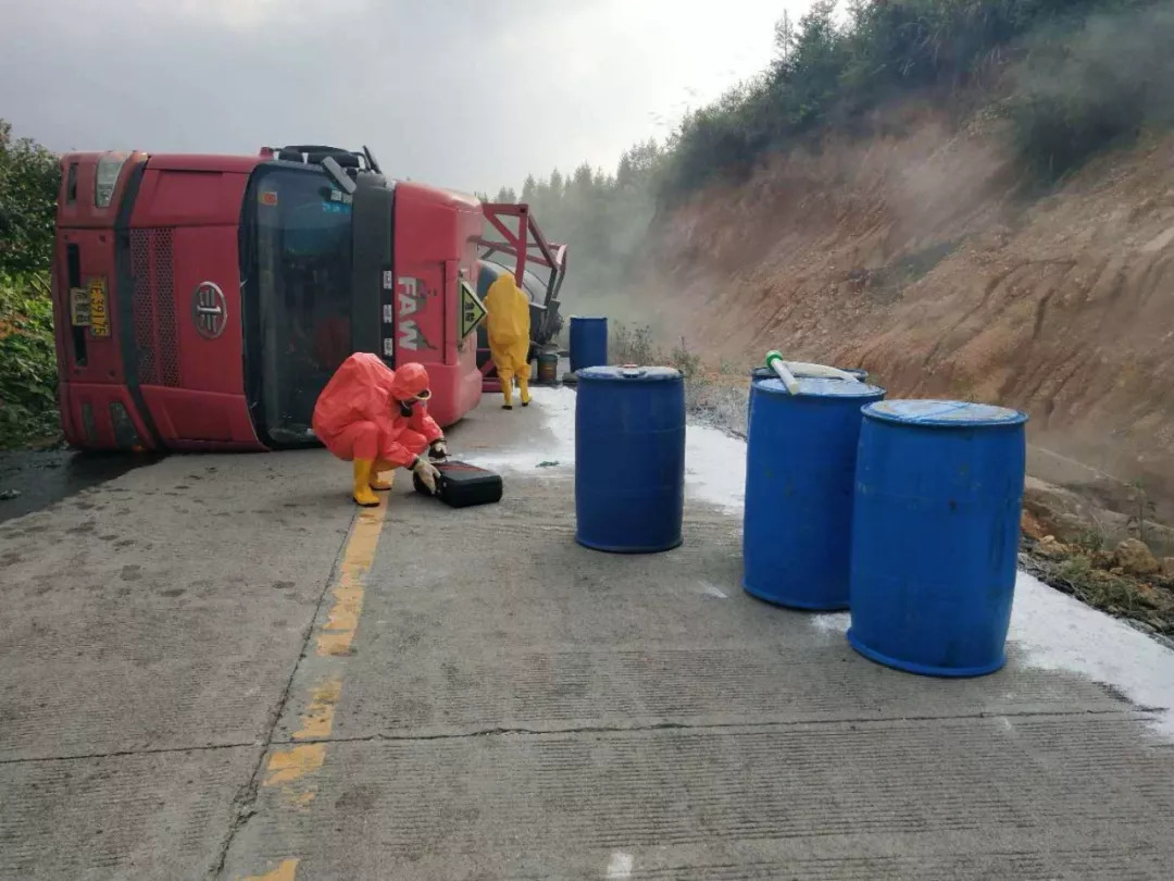上饶27吨浓硫酸槽罐车侧翻泄漏 多部门紧急排险