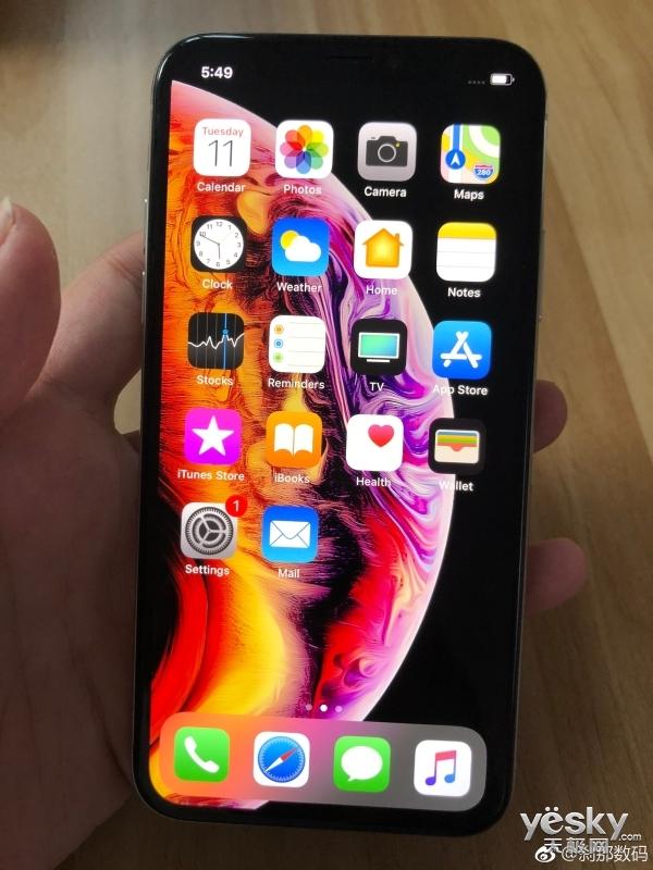 iphone xs疑似真机上手照曝光:机身更圆润!