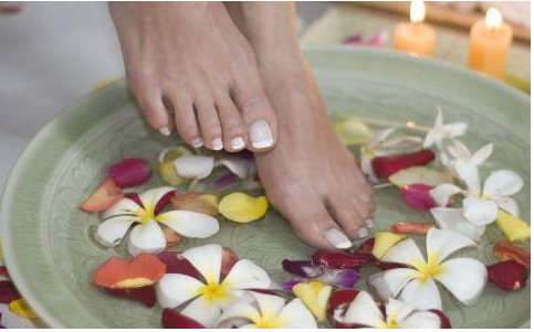 冬天脚后跟裂了口子小妙招 脚底开裂干裂粗糙