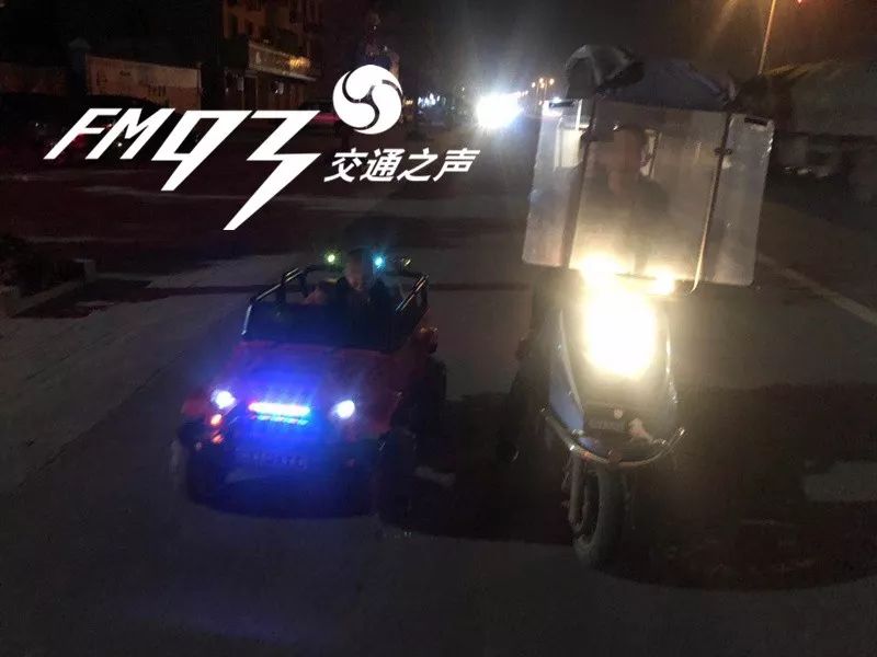 5岁娃开玩具车上国道，父母还骑车“护送”！交警简直吓坏