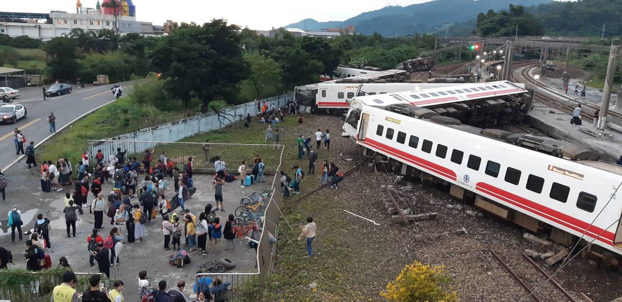 台湾火车出轨事故超200人死伤 2名大陆籍旅客受伤