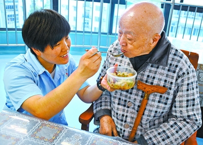 武汉养老护理员缺口巨大：需求超4万 在岗仅5000人