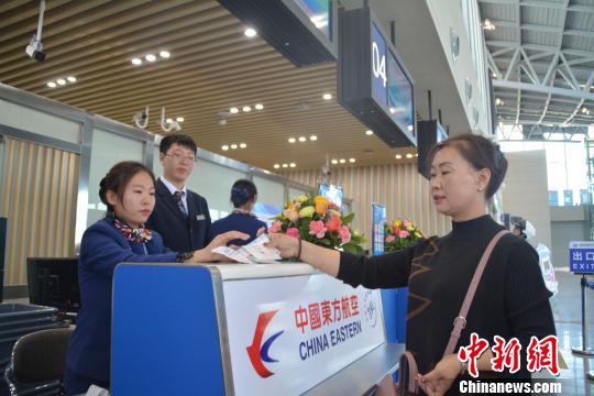 图为市民在信阳明港机场选购通航首日机票。 张因祥摄 图为市民在信阳明港机场选购通航首日机票。 张因祥摄