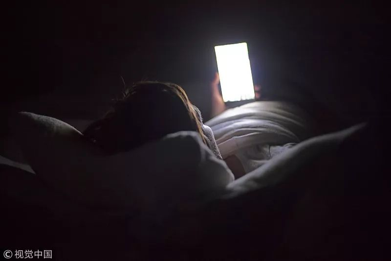 睡前玩手机，差点瞎了！做到这8点能保住你的眼睛