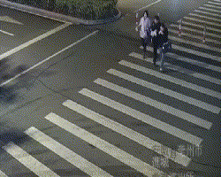 三人同行，中间女子突然被撞身亡，10秒视频太揪心