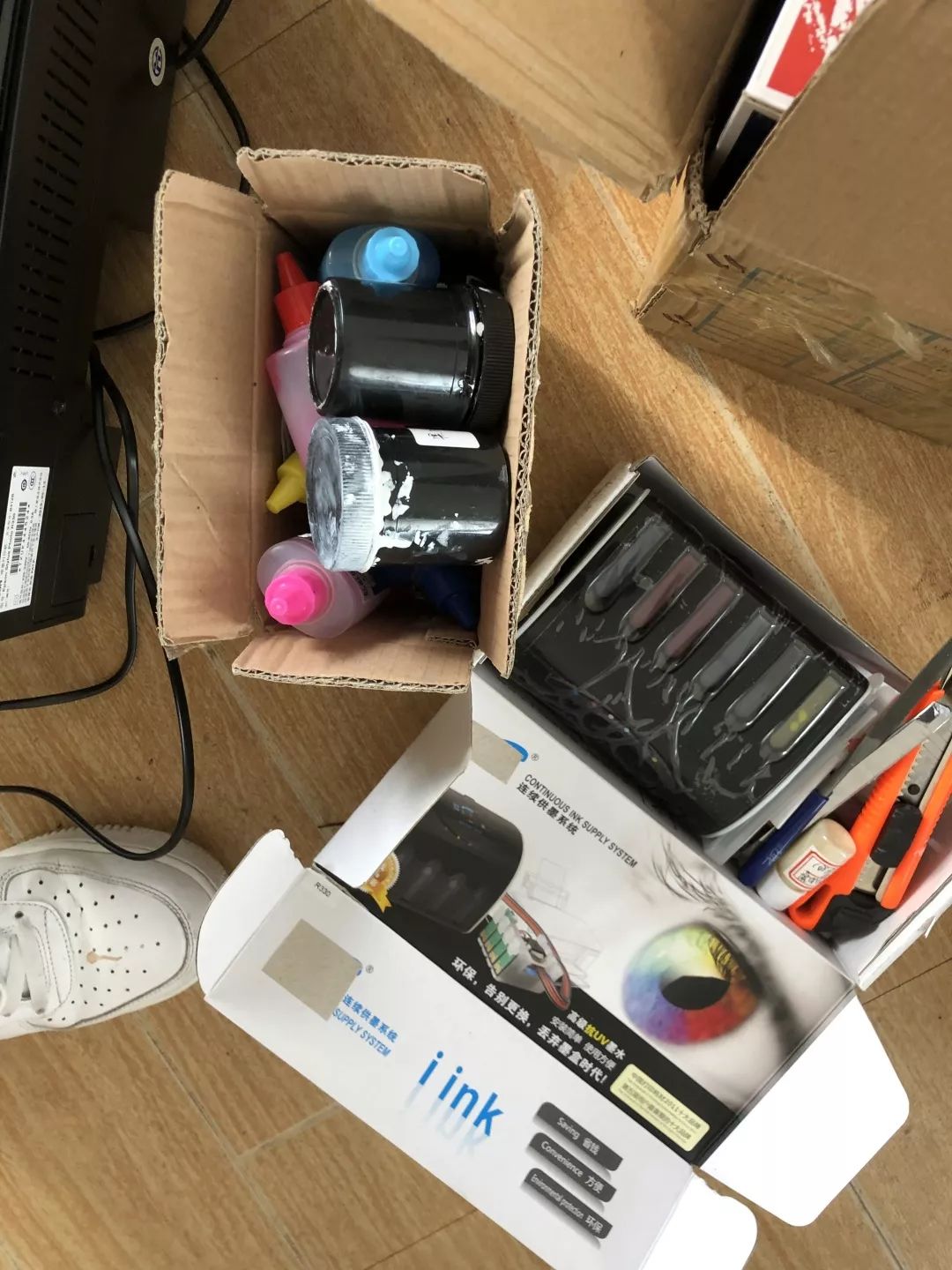 上饶一男子收到假币自认为是“商机” 租房造假币