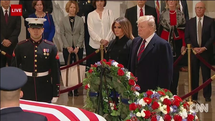 特朗普夫妇瞻仰老布什灵柩，敬了个礼，转身走了......