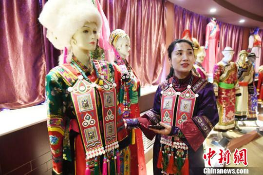 杨海燕讲述传统裕固族服饰的保护与发展历程。　杨艳敏摄