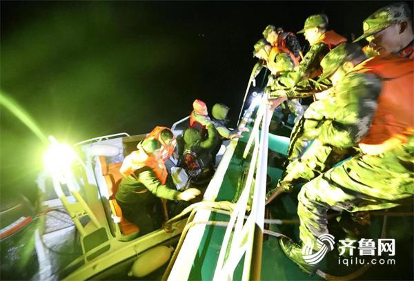 威海：山东海警上演“生死时速” 成功搜救5名遇险钓友_山东频道_凤凰网