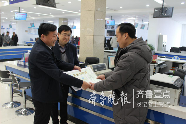 郓城县行政审批服务局发出第一张许可证