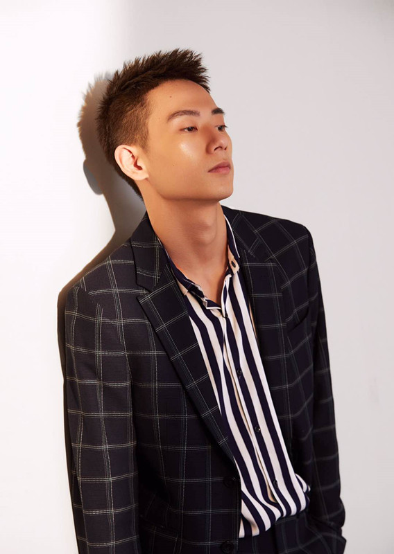 55万人预约《天亮以前说再见》何野酷狗首唱会