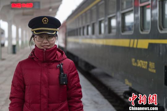 这趟列车也是甘肃靖远、长征地区唯一的一趟旅客列车，全长94公里，历时2小时10分，6.5元的车票钱20多年没变。　朱景峰摄