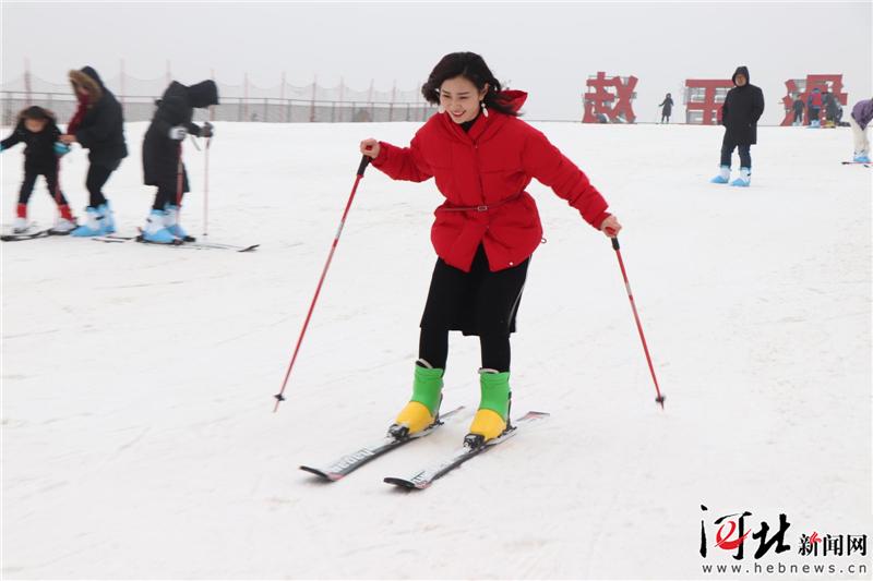 2月6日,滑雪爱好者在邯郸市广平县赵王滑雪场雪道上滑雪.程学虎摄