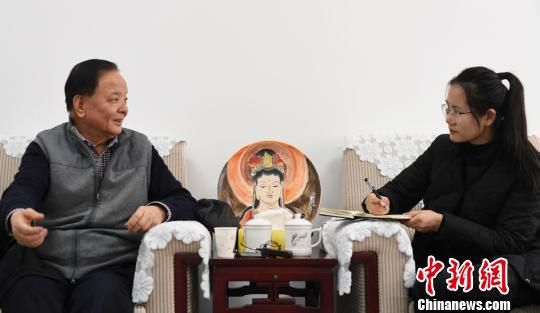 2019年1月，李最雄在兰州接受中新社、中新网记者专访。　杨艳敏摄