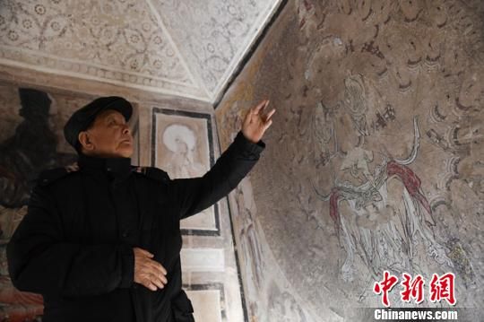 2019年1月李最雄接受中新网记者专访时，前往位于兰州的敦煌艺术馆为记者讲解壁画修复保护的故事。　杨艳敏摄