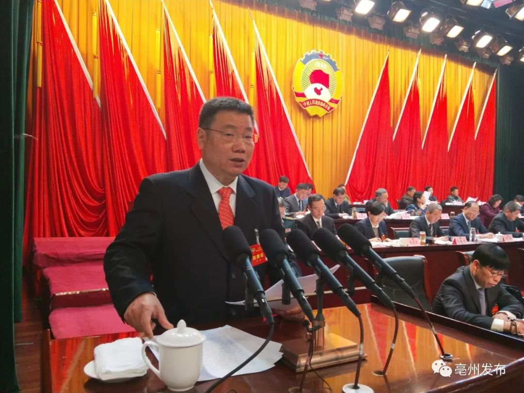 上午8时,张俊民宣布大会开幕,全体起立,唱国歌.