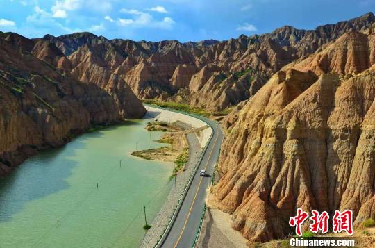 图为青海龙羊峡生态旅游度假景区的土林国家地质公园。(资料图) 鲁丹阳摄