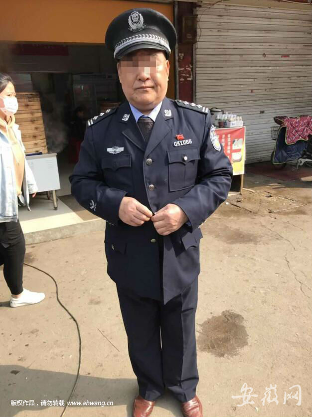 发现一身穿警服的男子,戴着警帽,肩膀上的警衔是"两杠三星",见到民警