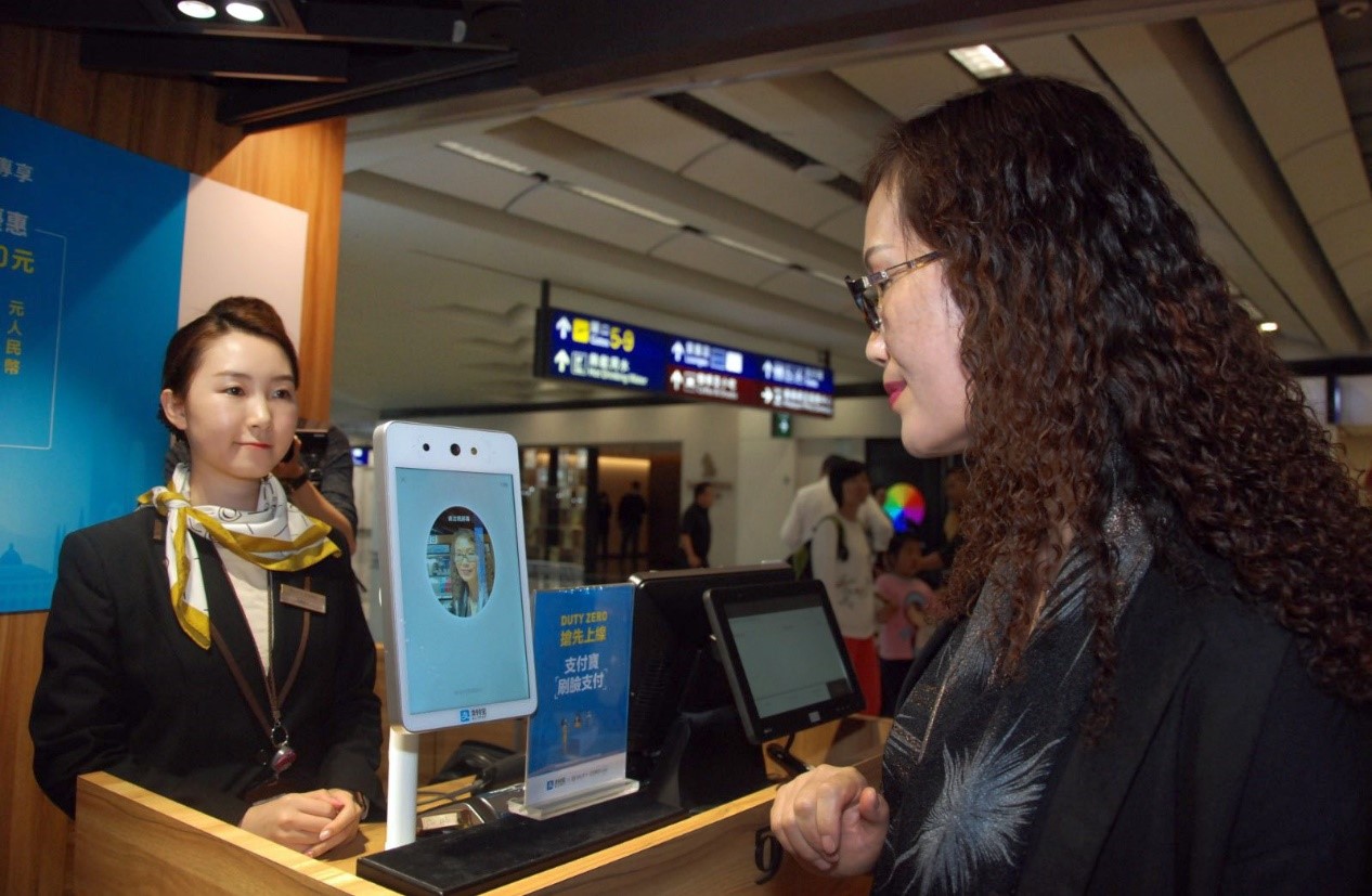 香港机场免税店上线刷脸支付手机没电一样买买买_甘肃频道_凤凰网