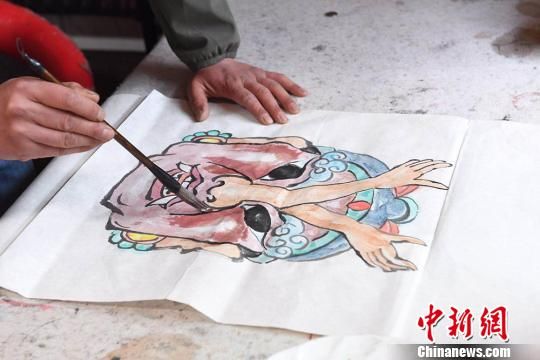图为甘肃民间艺人马正德所画的《水浒传》中杜迁人物图稿。　杨艳敏摄