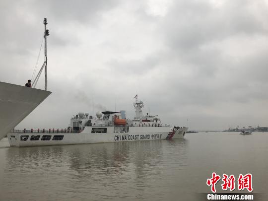 我国万吨海警船开端海试可搭载直-8重型直升机