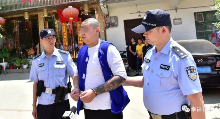 合肥长丰警方押解涉黑涉恶犯罪嫌疑人公开指认现场