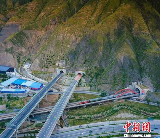 处在大山中的兰渝铁路。中国铁路兰州局供图