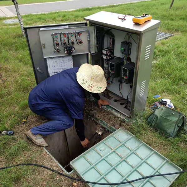 程海兵正在检修玉湖公园电路