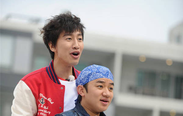 时隔2年中韩“跑男”再相聚 邓超被当成“风筝”放飞水面_凤凰海南