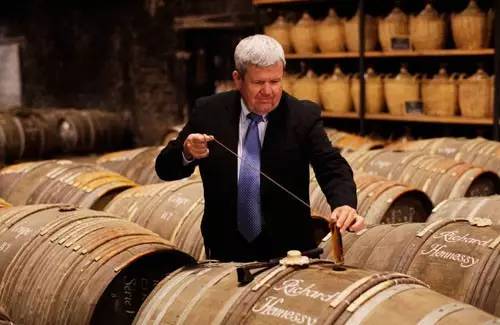 哪个好玩玩哪个:LV、CHANEL 除了卖包还卖